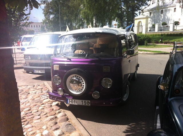 Läti keelt kõnelev eestlane või vastupidi. Igal juhul tiris ta kunagi lätlanna tanu alla ja seal nüüd elabki